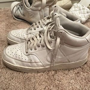 Nike Woman’s Court visions size 7 Mid